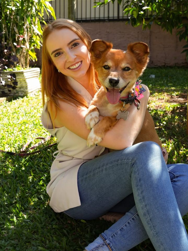 Dra. Débora Toniazzo Griebler, médica-veterinária, em atendimento no consultório